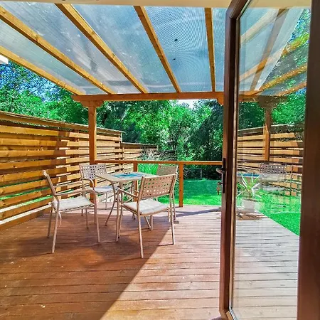 край реката شقة *